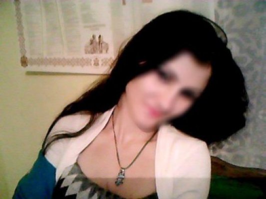 TERIBIL: O tânără din Medgidia îşi acuză fostul iubit că a violat-o şi i-a aruncat cu ulei încins pe faţă